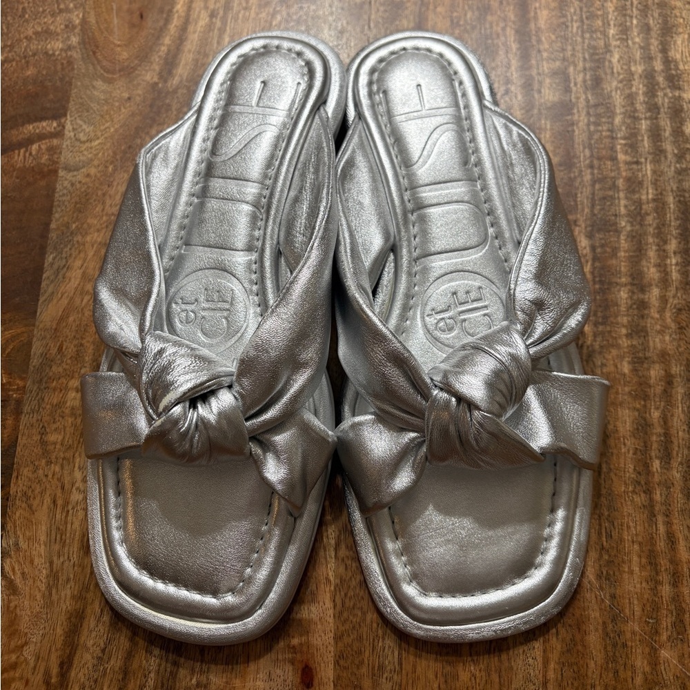 Louise et Cie Womens Slide Sandals Twist Bow Open Toe Metallic Silver Size 8M - Picture 3 of 7